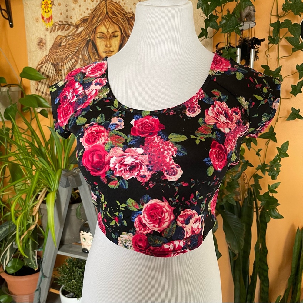 Charlotte Russe - Cropped Black Pink Roses Floral Crop Top Criss-cross Back (L)